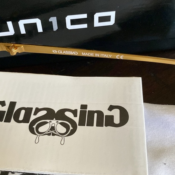 Glassing mirrored Italian sunglasses. - Picture 4 of 5